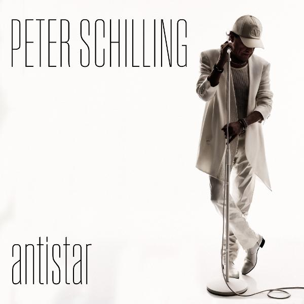 Peter Schilling in weißem Anzug mit Mikrofon und Kappe. Titel "antistar".