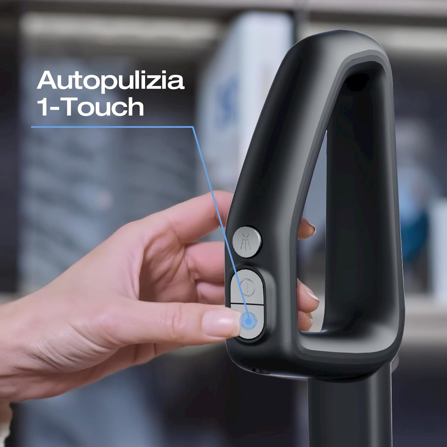 Una mano preme un pulsante sull'impugnatura di un aspirapolvere. Testo: Autopulizia 1-Touch.