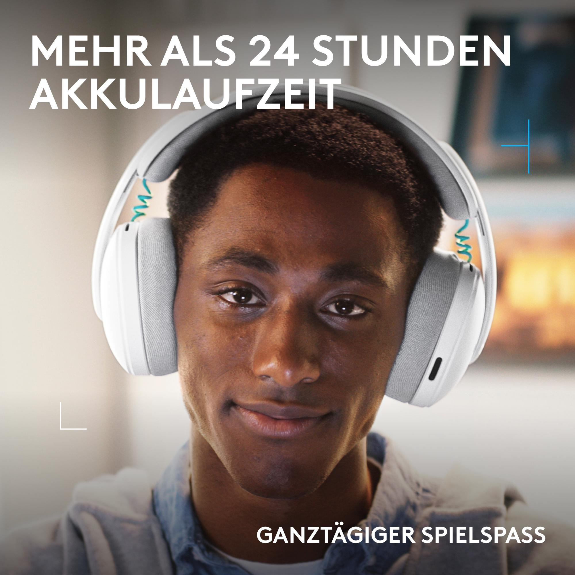 Mann mit weißen Kopfhörern, Text "Mehr als 24 Stunden Akkulaufzeit".