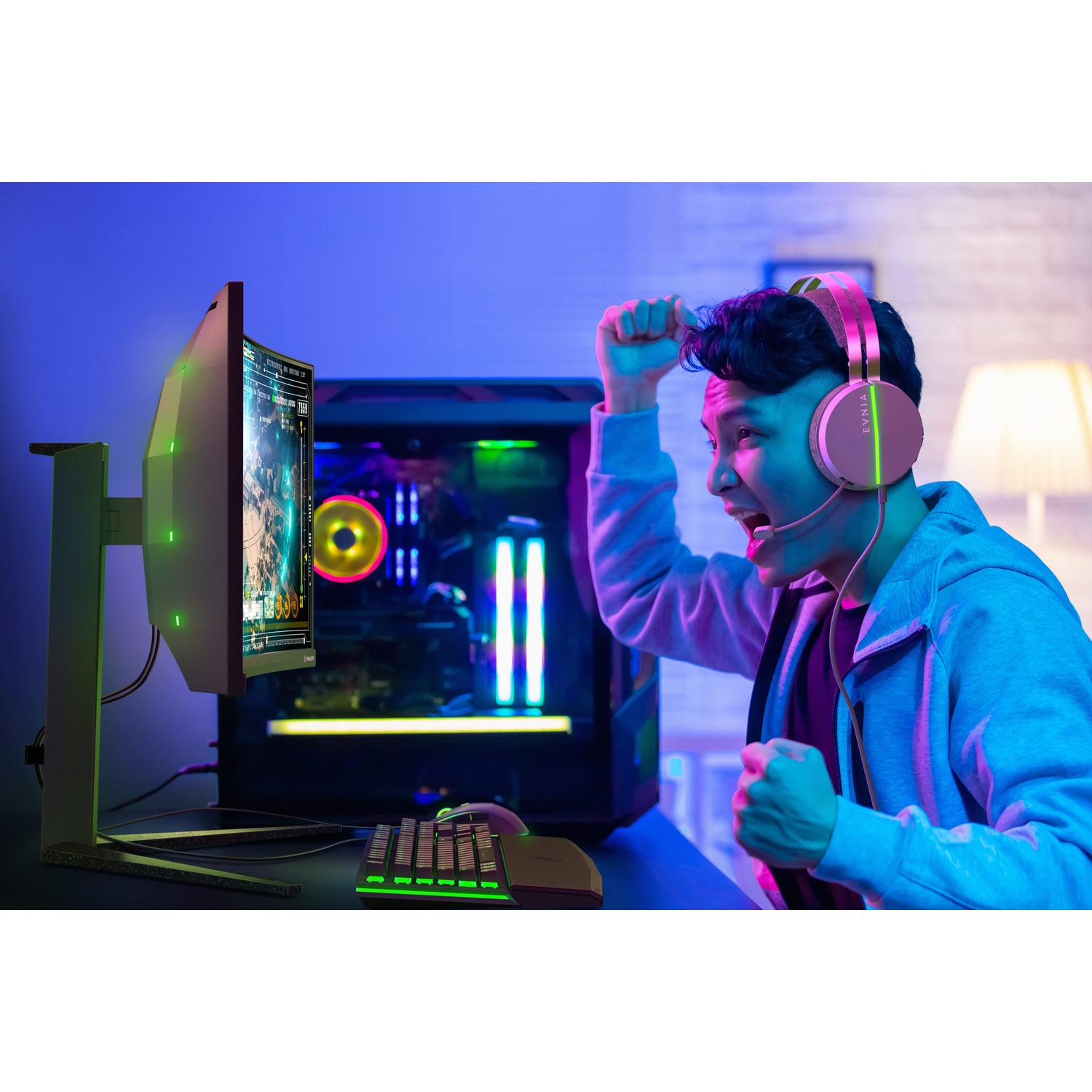 Un uomo con cuffie rosa esulta davanti a un computer luminoso.