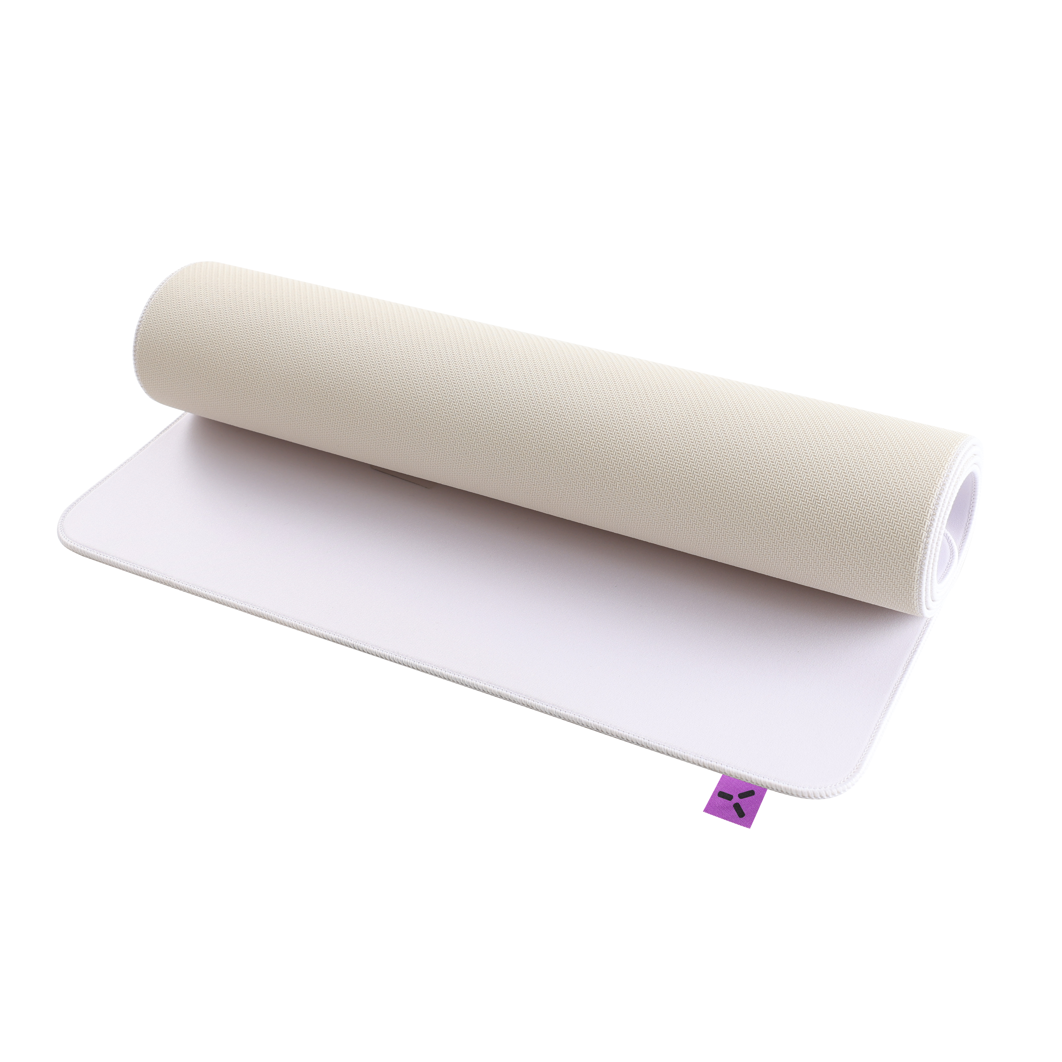Eine beige Matte mit weißer Unterseite, aufgerollt, mit lila Logo.