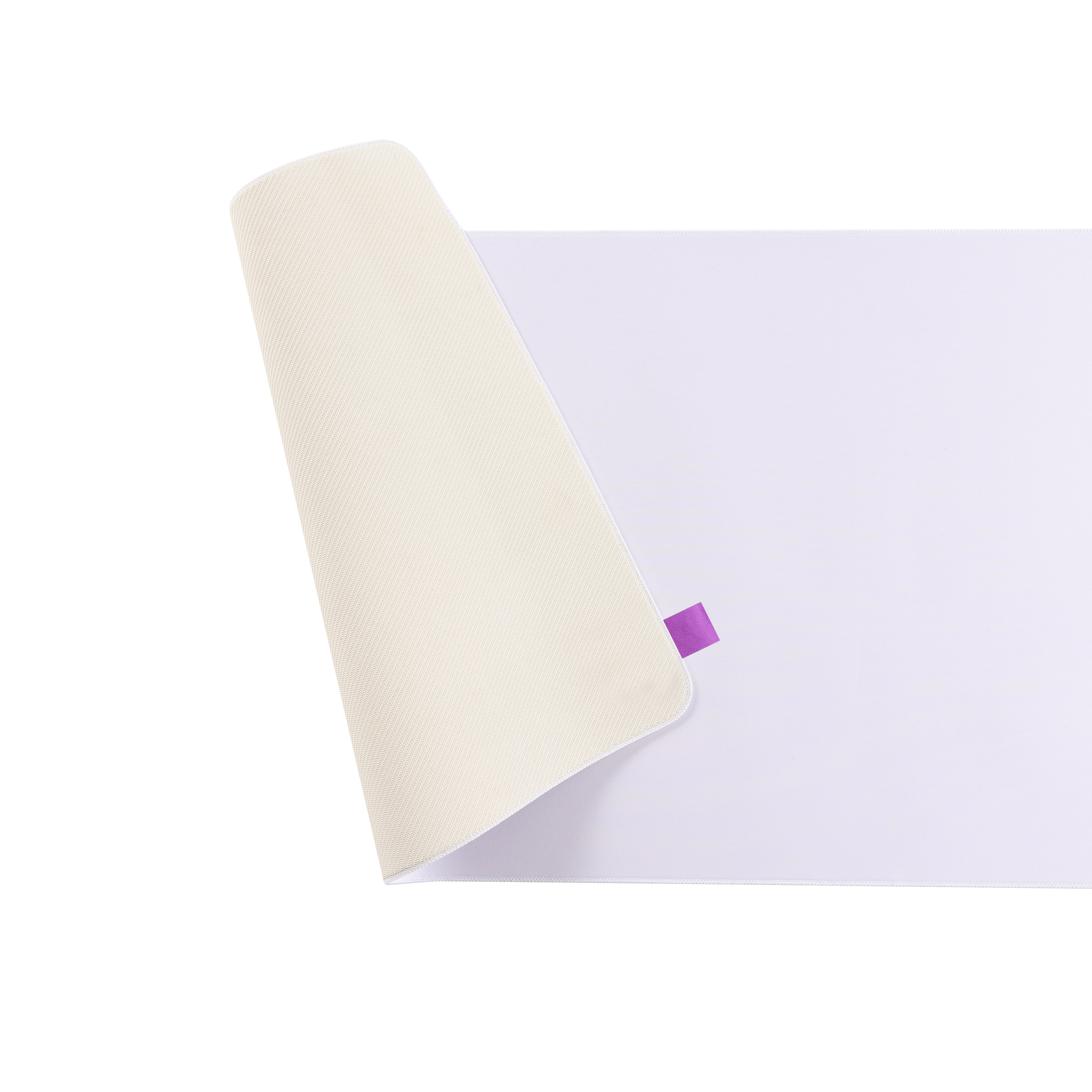 Eine aufgerollte cremefarbene Matte mit einer lila Lasche auf weißem Hintergrund.