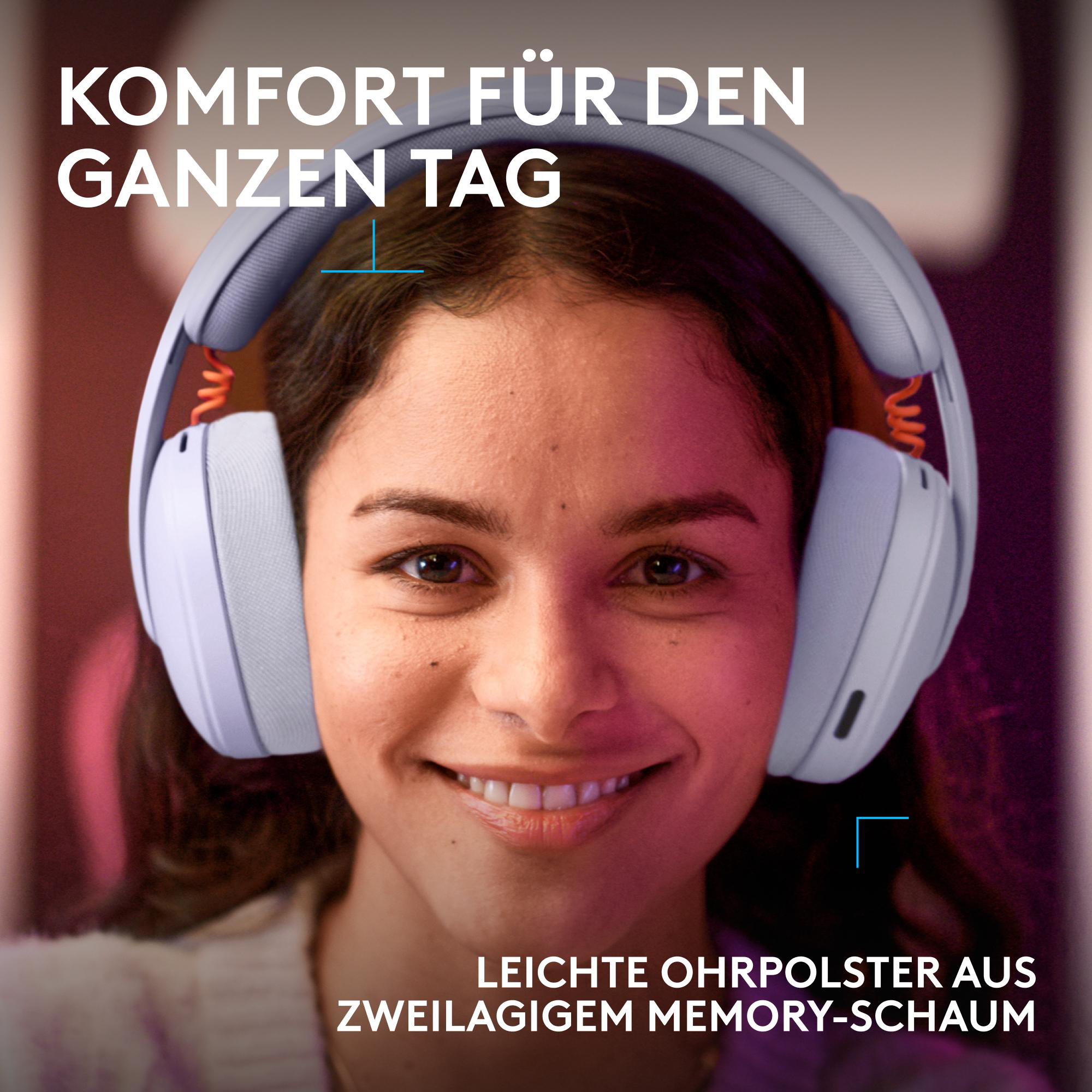 Junge Frau trägt ein helles Headset mit Ohrpolstern. Text: Komfort für den ganzen Tag.