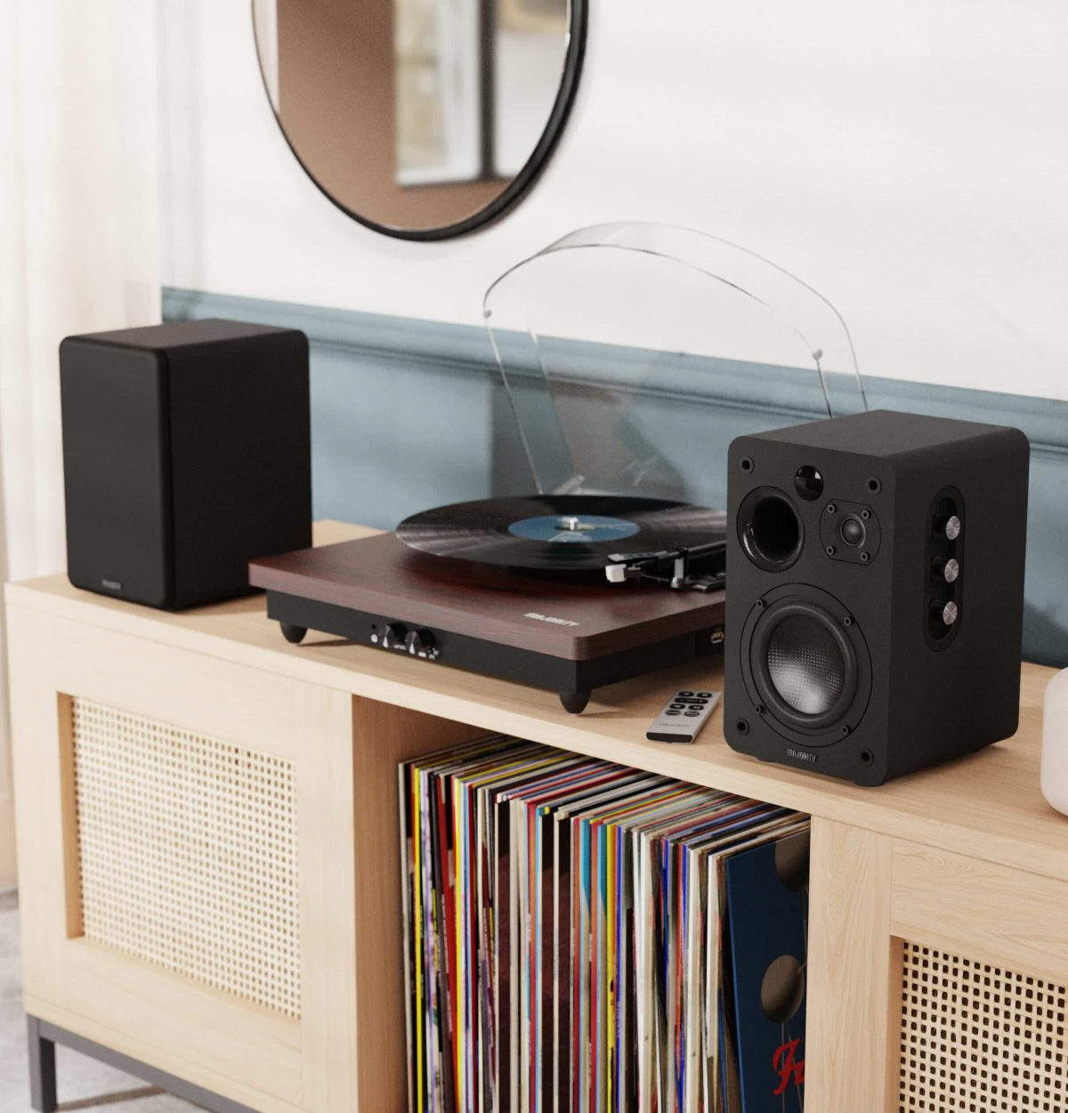 Ein Plattenspieler mit zwei schwarzen Lautsprechern und Schallplatten.