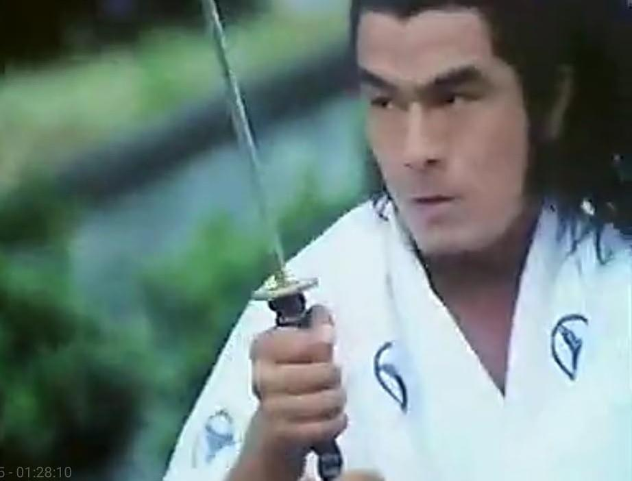 Mann in weiem Kimono hlt ein Schwert. Grner Hintergrund.