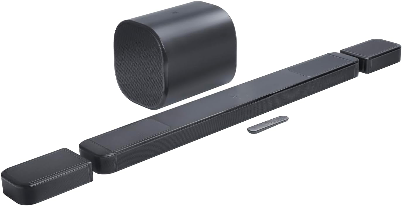 Fekete soundbar levehető hangszórókkal, mélynyomóval és távirányítóval.