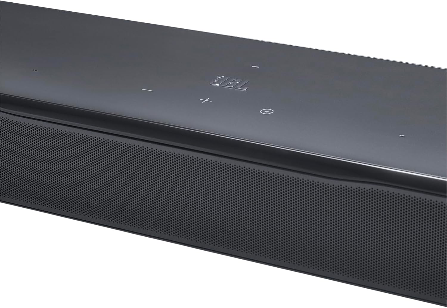 Elegáns fekete soundbar perforált hangszóróráccsal és fényes felső résszel, vezérlőgombokkal.