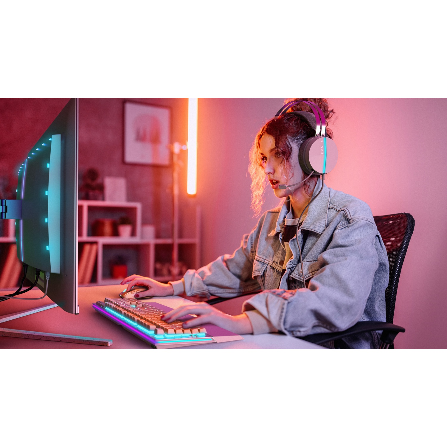 Una giovane donna con cuffie gioca al PC, circondata da luci al neon.