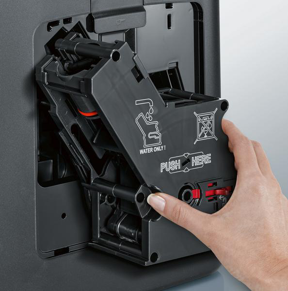 Eine Hand drückt eine schwarze Komponente mit Wasser-Symbol und 