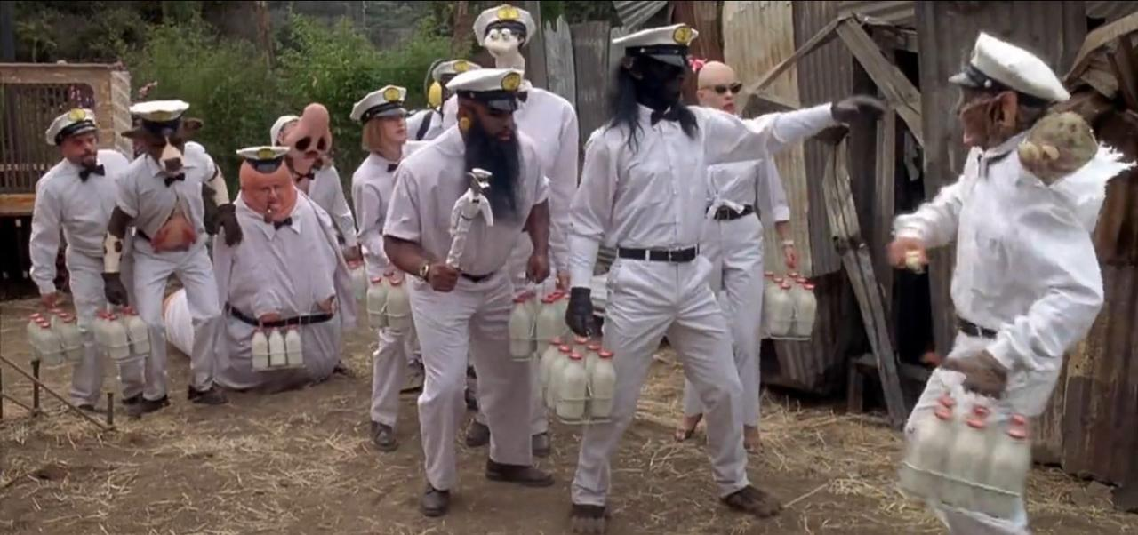 Eine Gruppe bizarrer Wesen in weißen Uniformen trägt Milchflaschen.