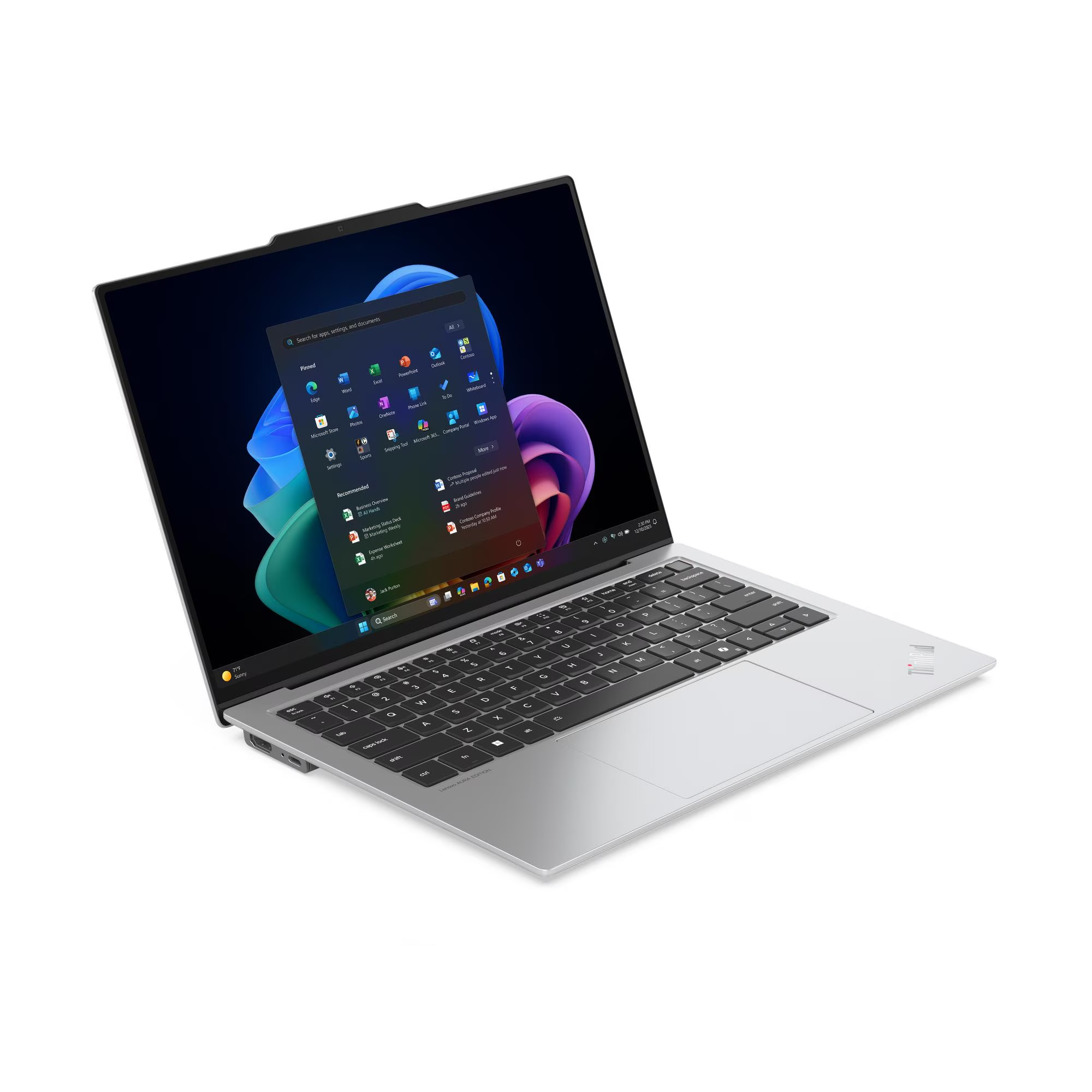 Un portátil plateado con la pantalla abierta, mostrando el menú de inicio de Windows 11.