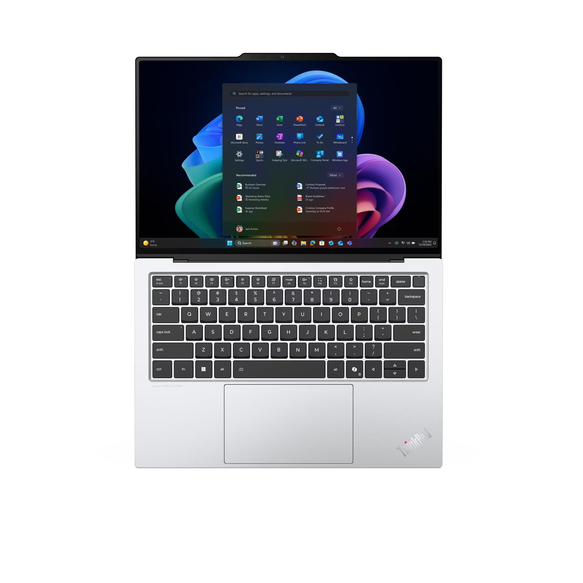 Un portátil abierto muestra el menú Inicio de Windows 11 con aplicaciones.