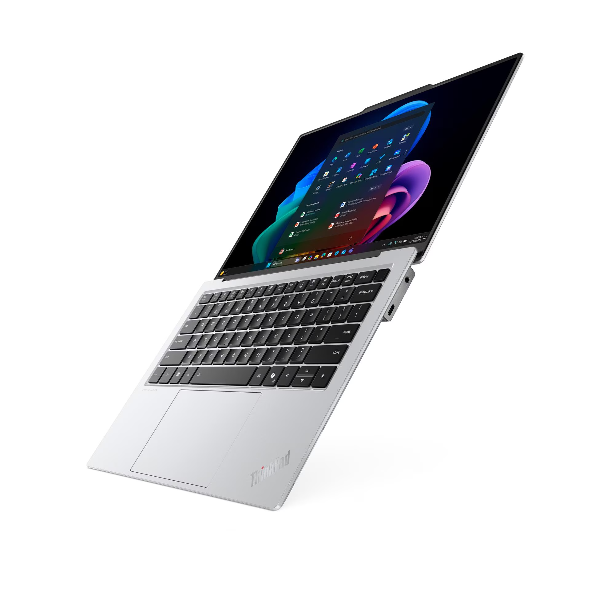 Un portátil plateado con teclado iluminado y pantalla de inicio de Windows.