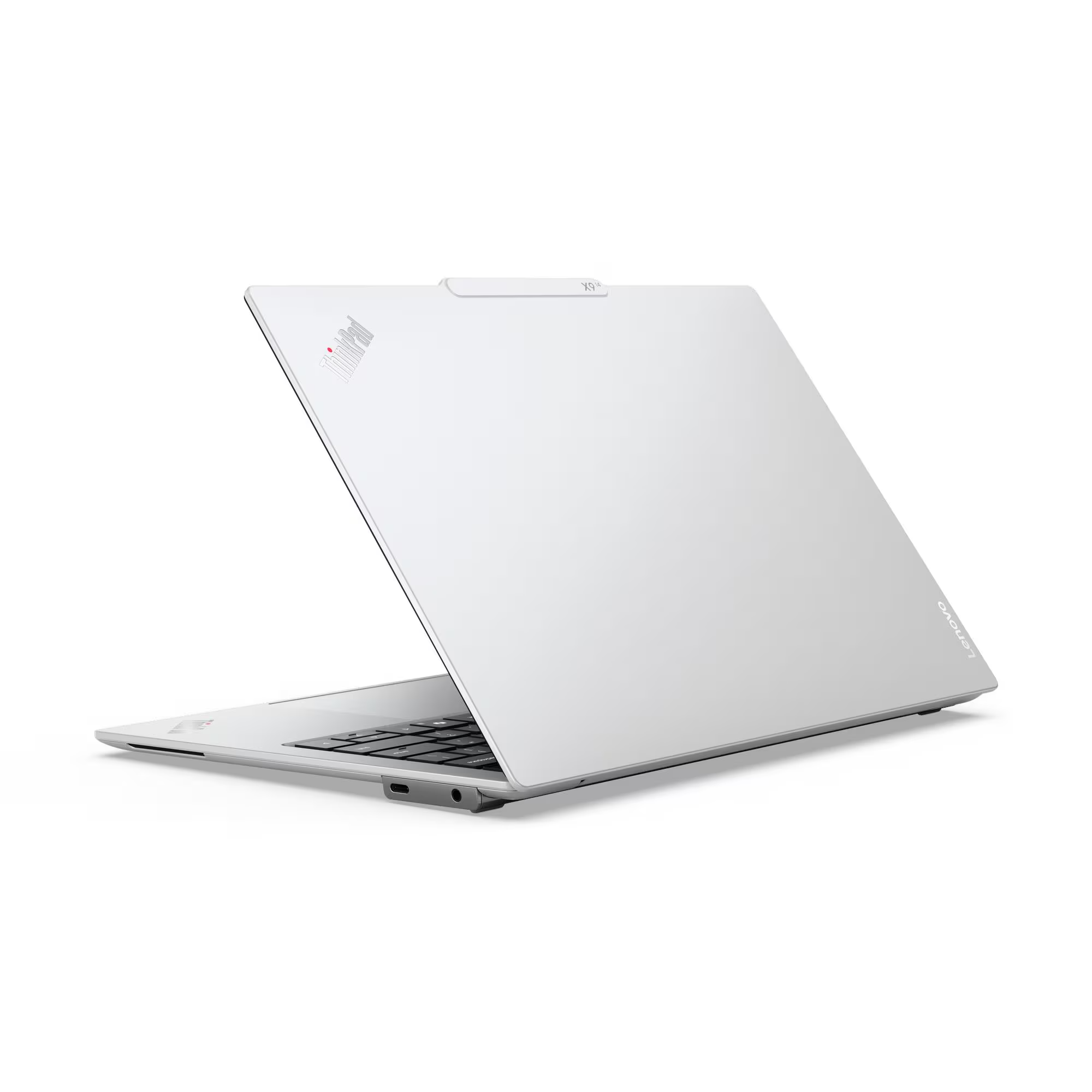 Un portátil ThinkPad blanco mostrando teclado y logo Lenovo.