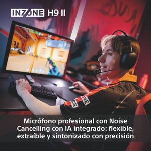 Persona joven con auriculares juega un videojuego en una computadora.