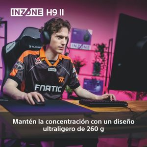 Un hombre en silla gamer con audífonos juega, 260g ligero.