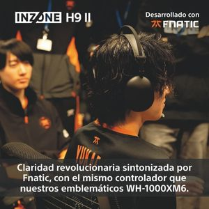 Dos gamers con auriculares, uno en primer plano enfocado en el juego, desarrollado con Fnatic.
