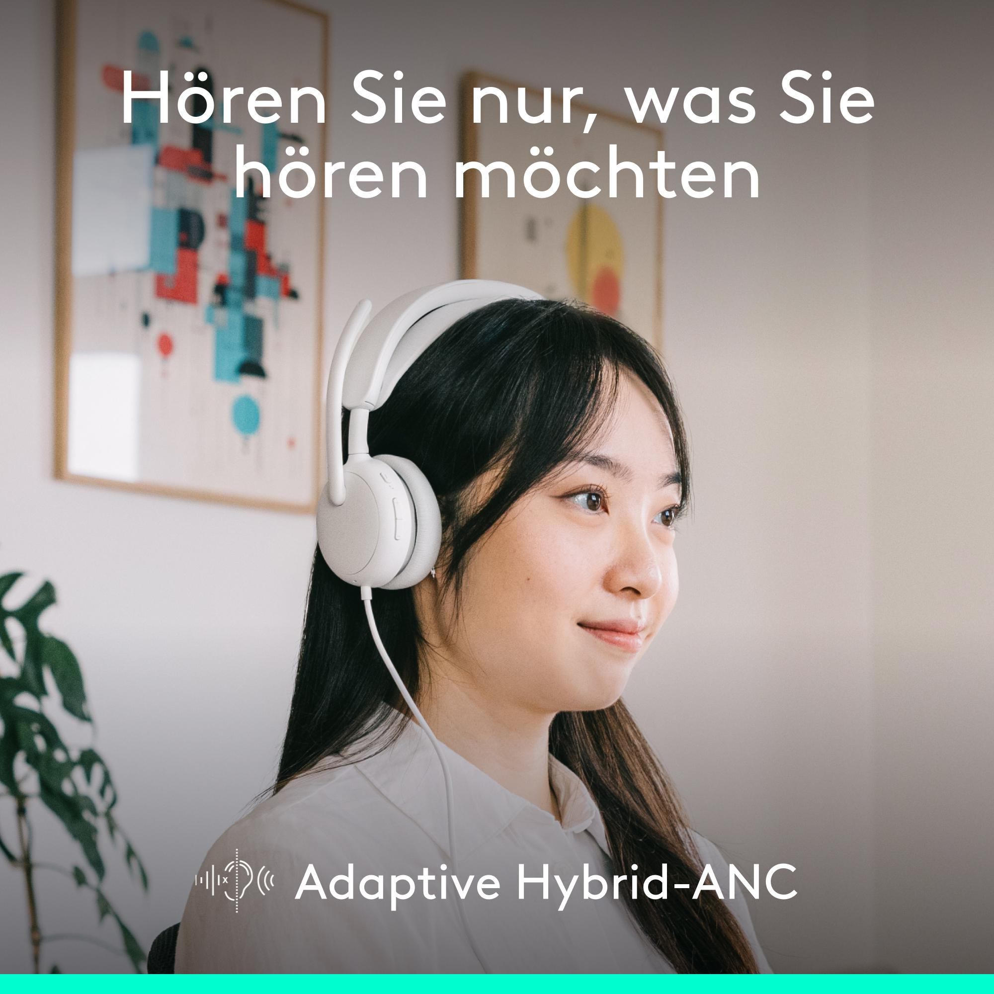 Junge Frau mit weißen Kopfhörern, die auf ein Bild blickt.