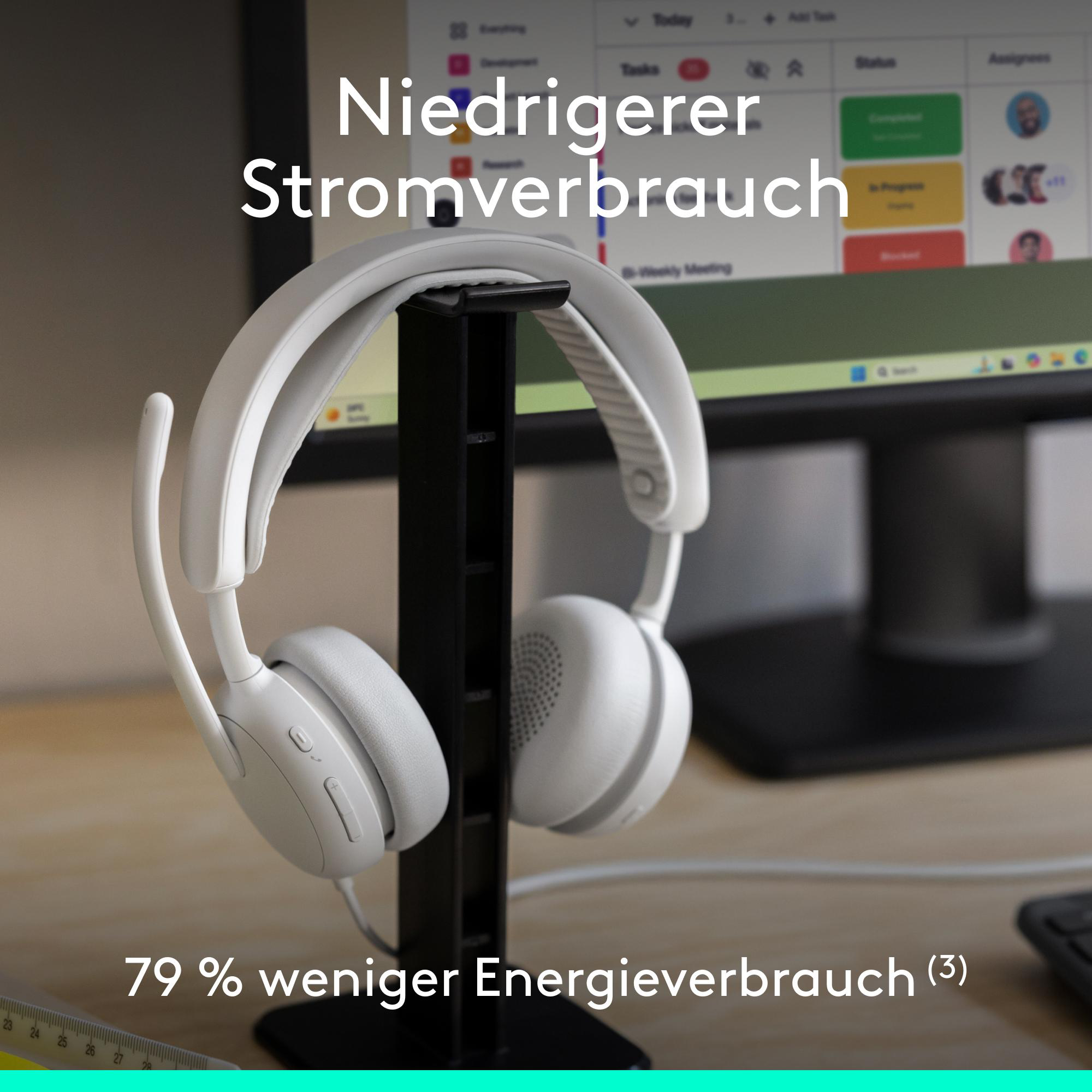 Weiße Kopfhörer auf einem Ständer vor einem Bildschirm mit Text.