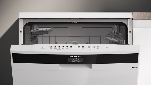 Boş iç kısma ve kontrol paneline sahip açık beyaz Siemens bulaşık makinesi.