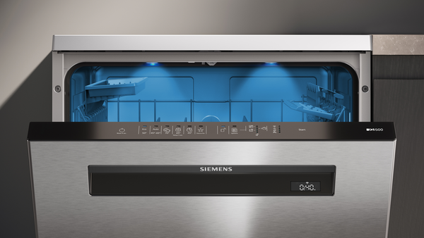 Mavi iç aydınlatmalı ve kontrol panelli açık bir Siemens bulaşık makinesi.