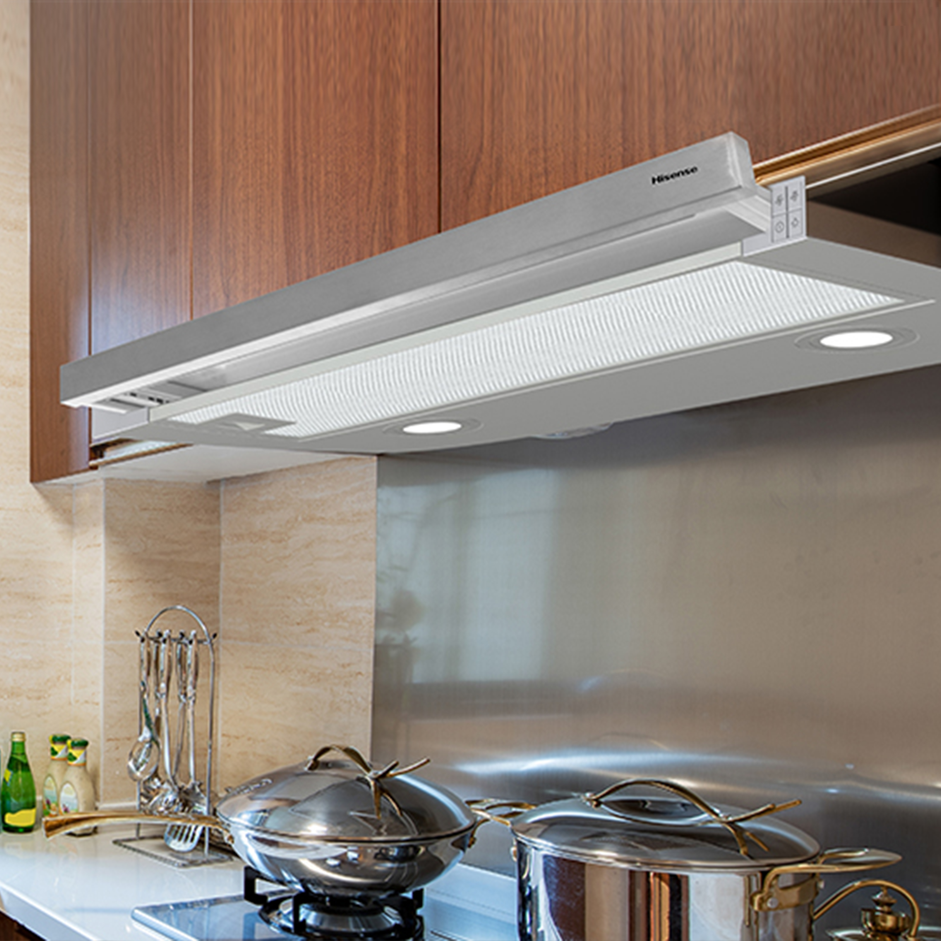 Campana extractora telescópica Hisense instalada en cocina con iluminación Led integrada y diseño discreto para una integración perfecta en el mueble.