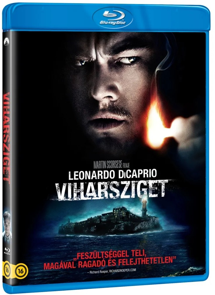 Blu-ray tok: Férfi világos tűzzel, sziget világítótoronnyal a tengeren.