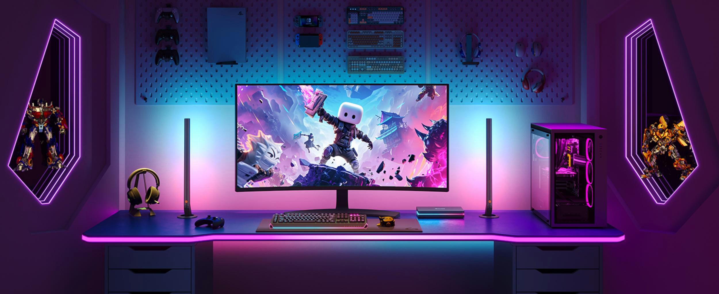 Ein Gaming-Schreibtisch mit RGB-Beleuchtung, Monitor, Tastatur, Maus und Figuren.
