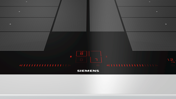 Kırmızı dijital ekranlı modern bir Siemens indüksiyonlu ocak.