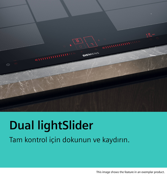 Kırmızı aydınlatmalı kontrollere ve Siemens logosuna sahip siyah indüksiyonlu ocak.