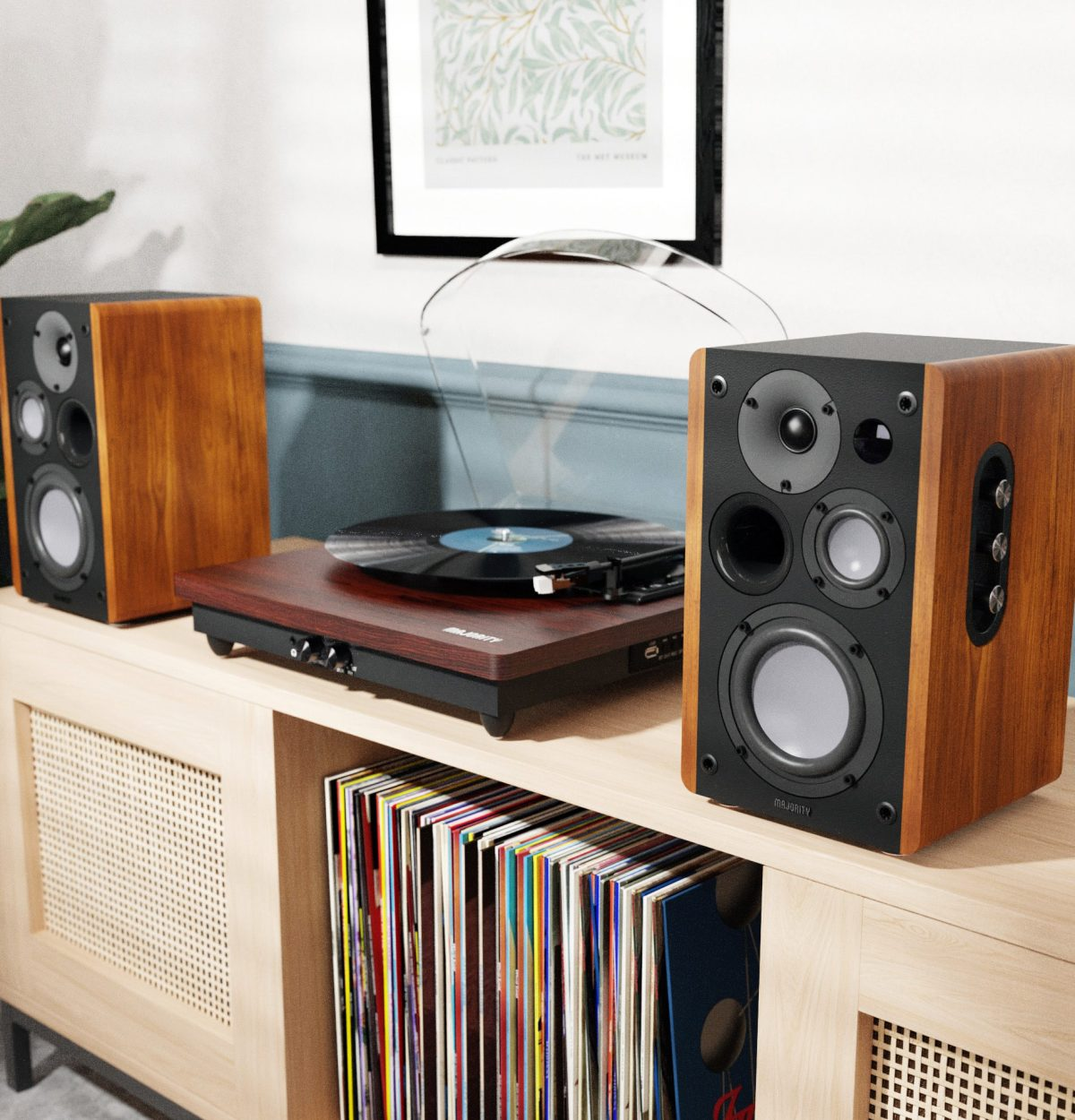 Holz-Lautsprecher und Plattenspieler mit Schallplatte auf einem Schrank mit Schallplatten.