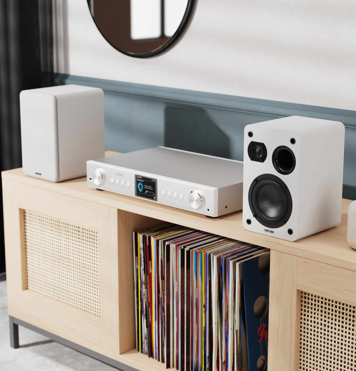 Weiße Lautsprecher und Stereo-Receiver auf Holzschrank mit Schallplatten.