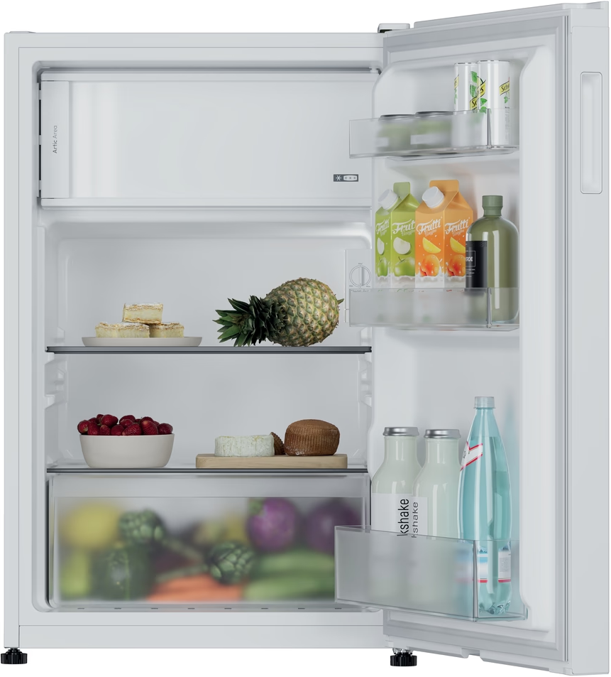 Ein offener weißer Kühlschrank mit Lebensmitteln: Kuchen, Ananas, Beeren, Käse, Gemüse und Getränke.