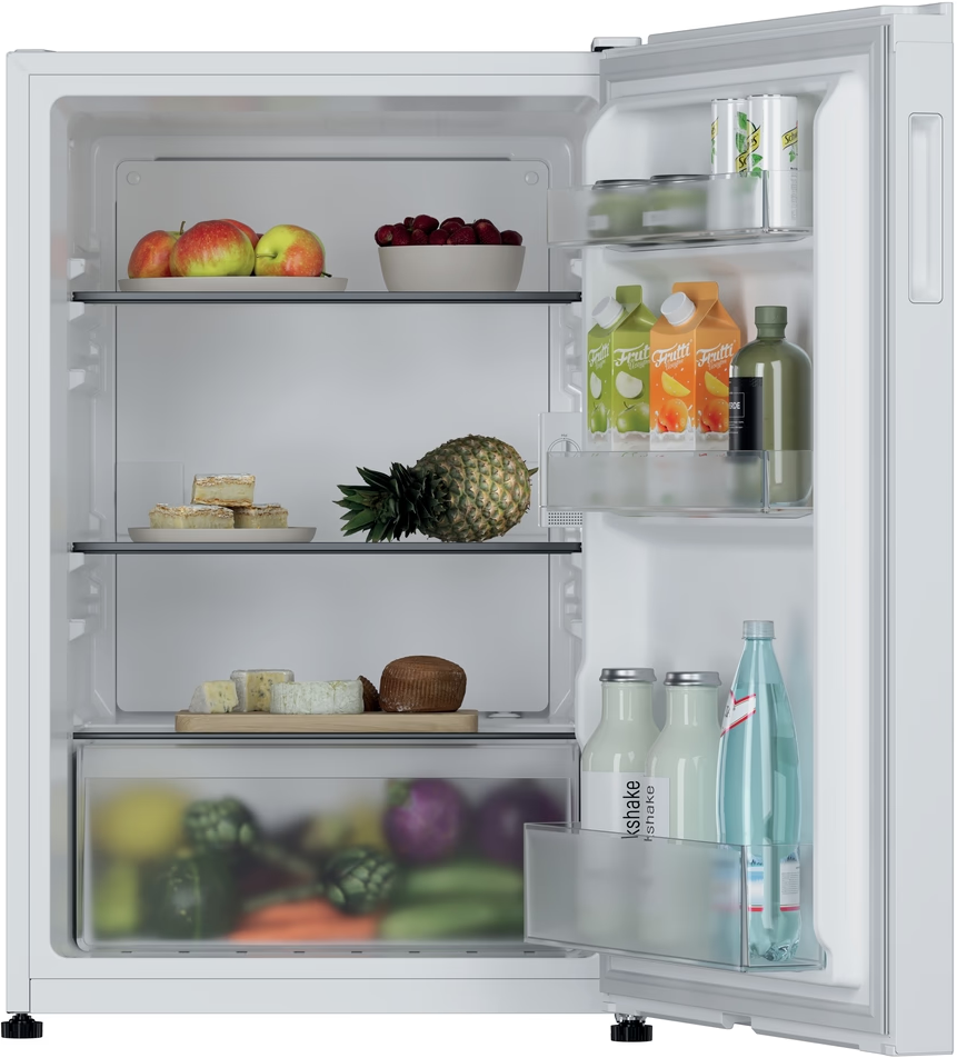 Offener weißer Kühlschrank voller Lebensmittel: Äpfel, Kirschen, Saft, Kuchen, Ananas, Käse, Getränke und Gemüse.