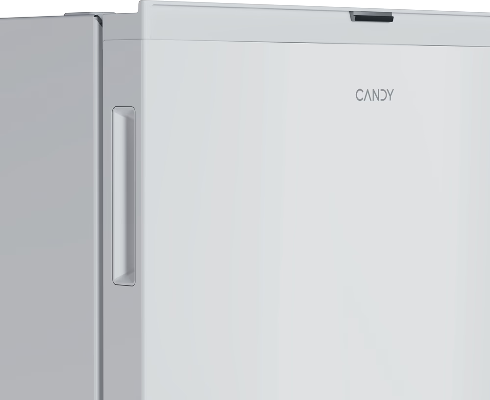 Ein weißer Kühlschrank mit einem silbernen Griff und dem Candy-Logo.