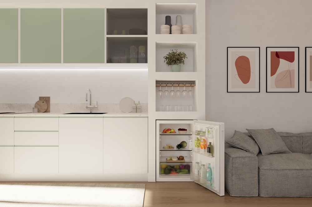 Moderne Küche mit offenem Kühlschrank, gefüllt mit Lebensmitteln, und einem Sofa.