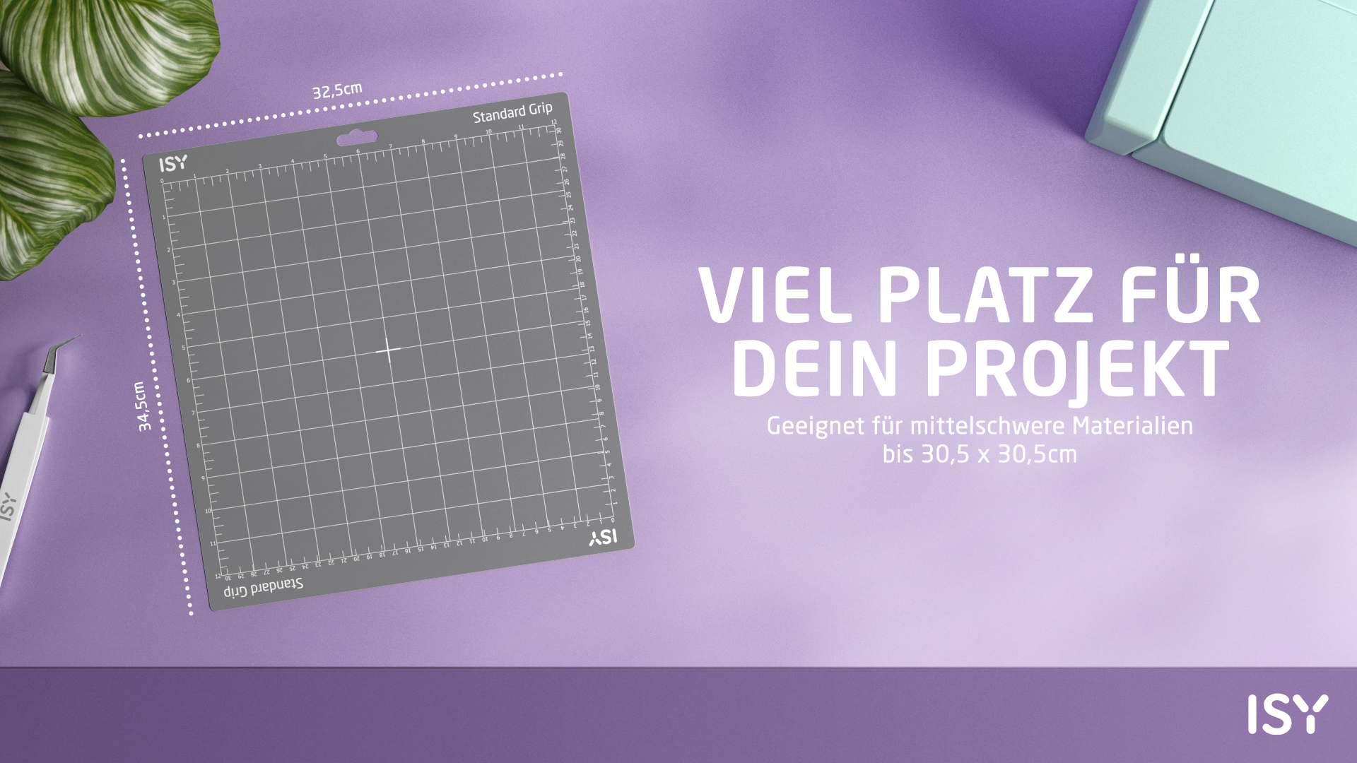 Graue Schneidematte mit Raster und Maßen, daneben eine Zange. Text: VIEL PLATZ FÜR DEIN PROJEKT.