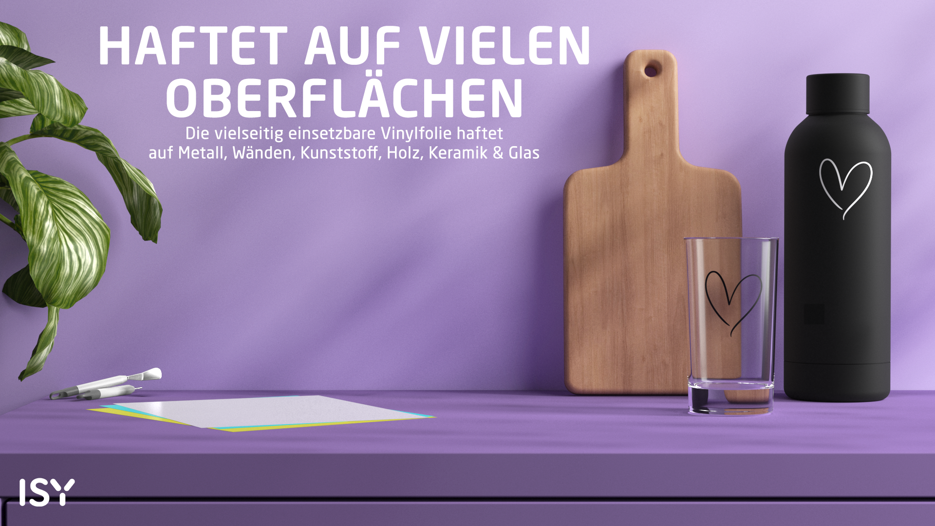 Eine schwarze Flasche, ein Glas, ein Holzbrett und ein Blatt Papier auf lila Unterlage.