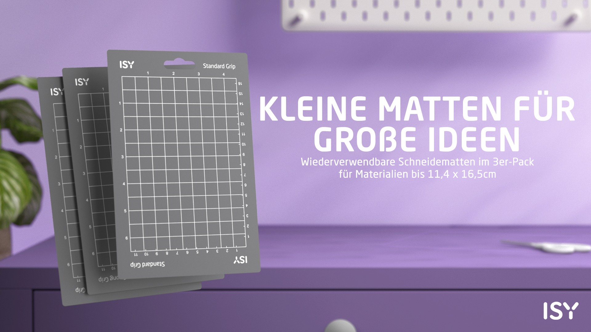 Graue Schneidematten mit Gitternetz und Maßangaben liegen übereinander.