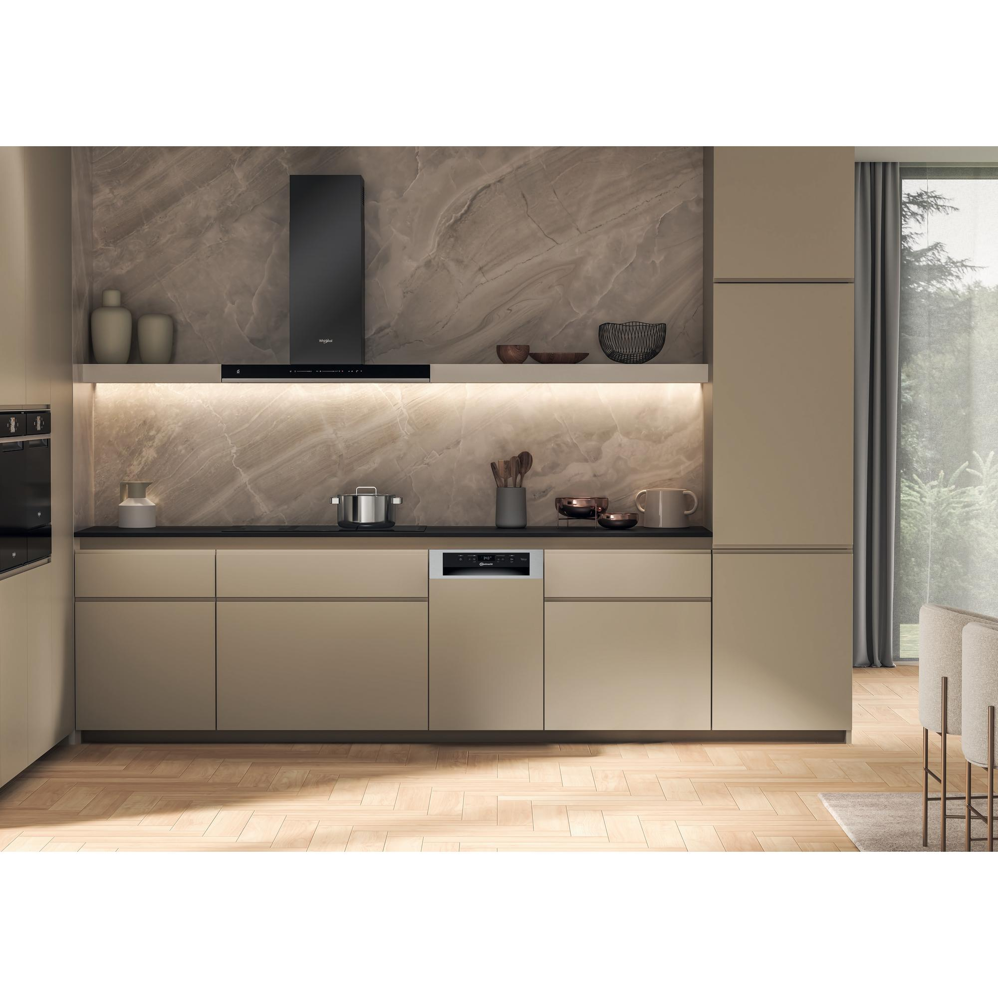 Moderne Küche mit dunklem Dunstabzug, Spülmaschine und Holzfußboden.