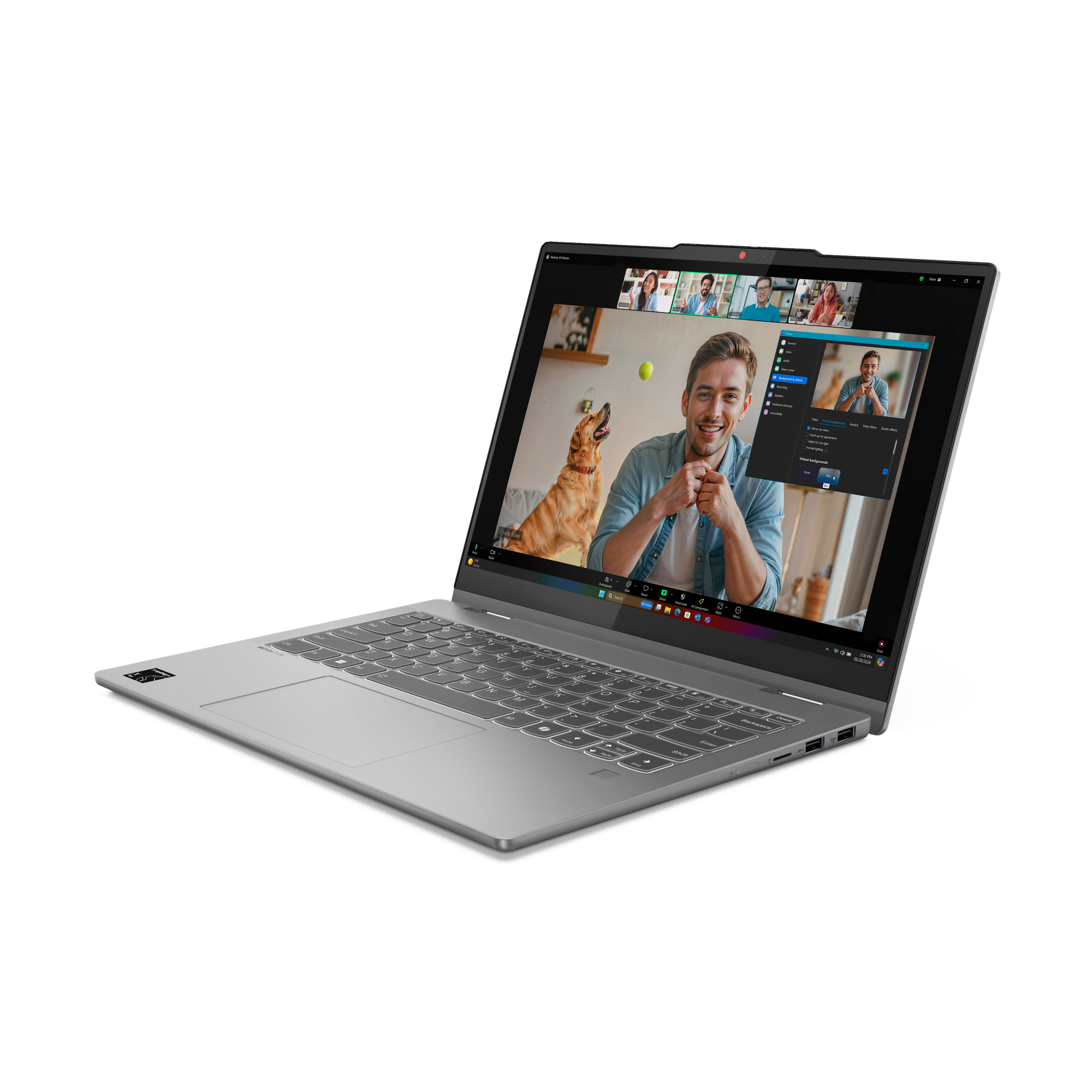 Ein silberner Laptop mit einem Videoanruf, der einen Mann und einen Hund zeigt.