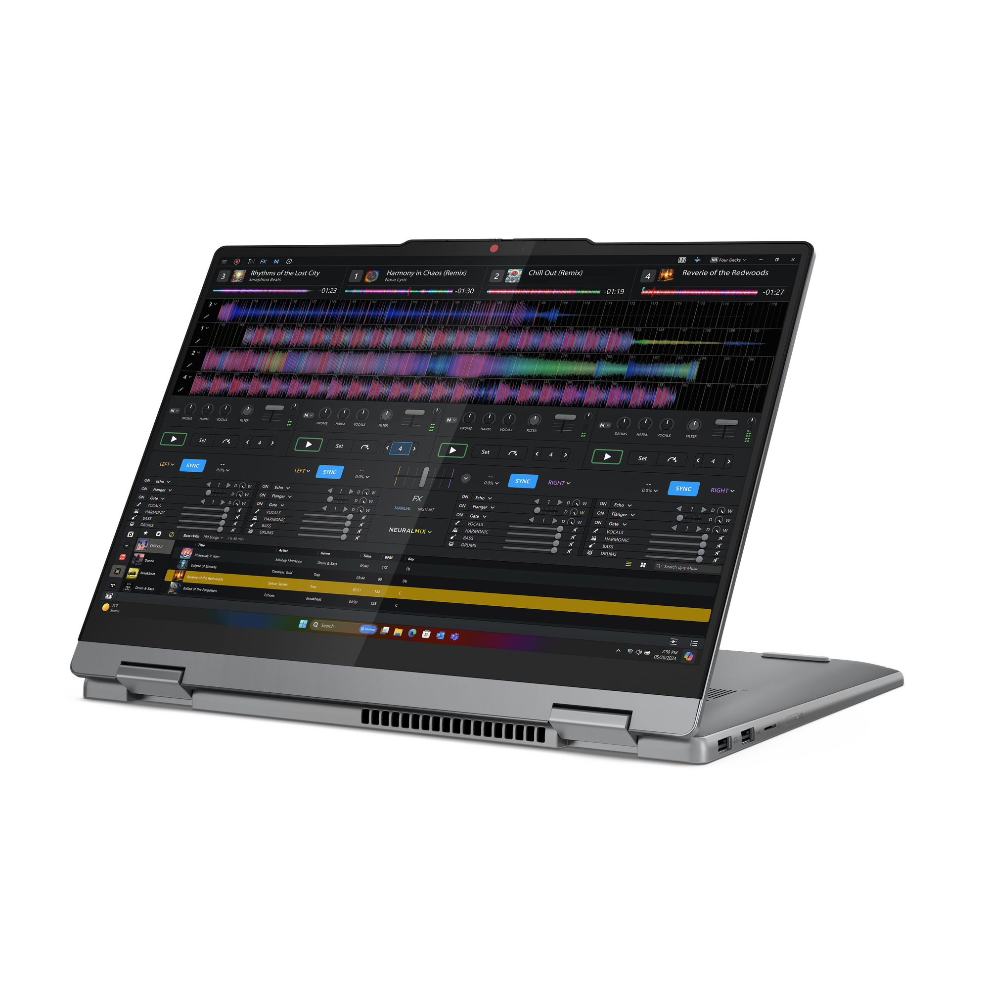 Ein Laptop zeigt DJ-Software mit vier Musikspuren und Mixer-Steuerungen an.