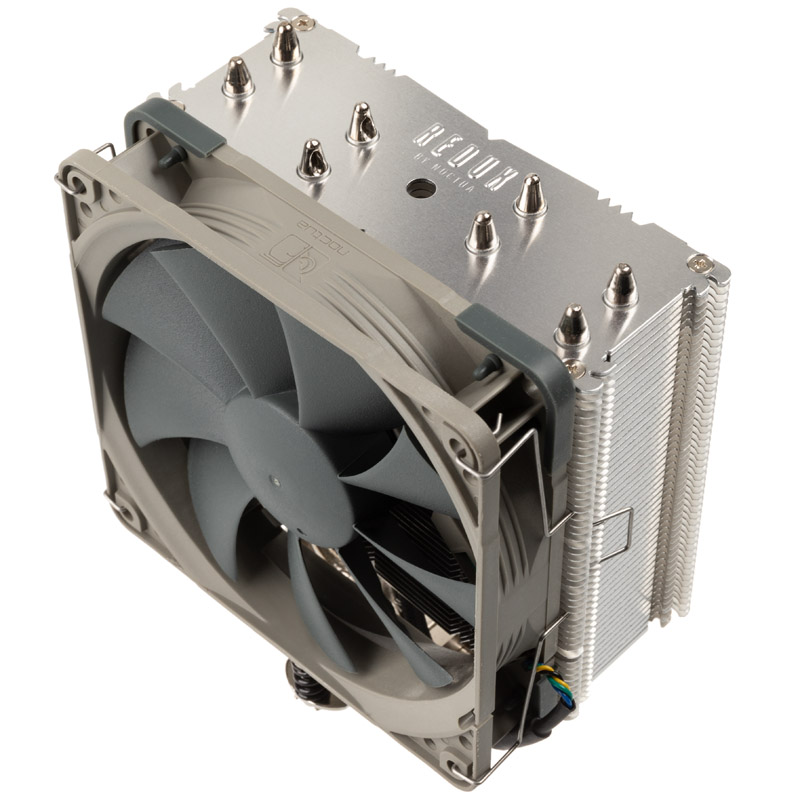 Ein silberner CPU-Kühler mit Lüfter auf weißem Hintergrund.