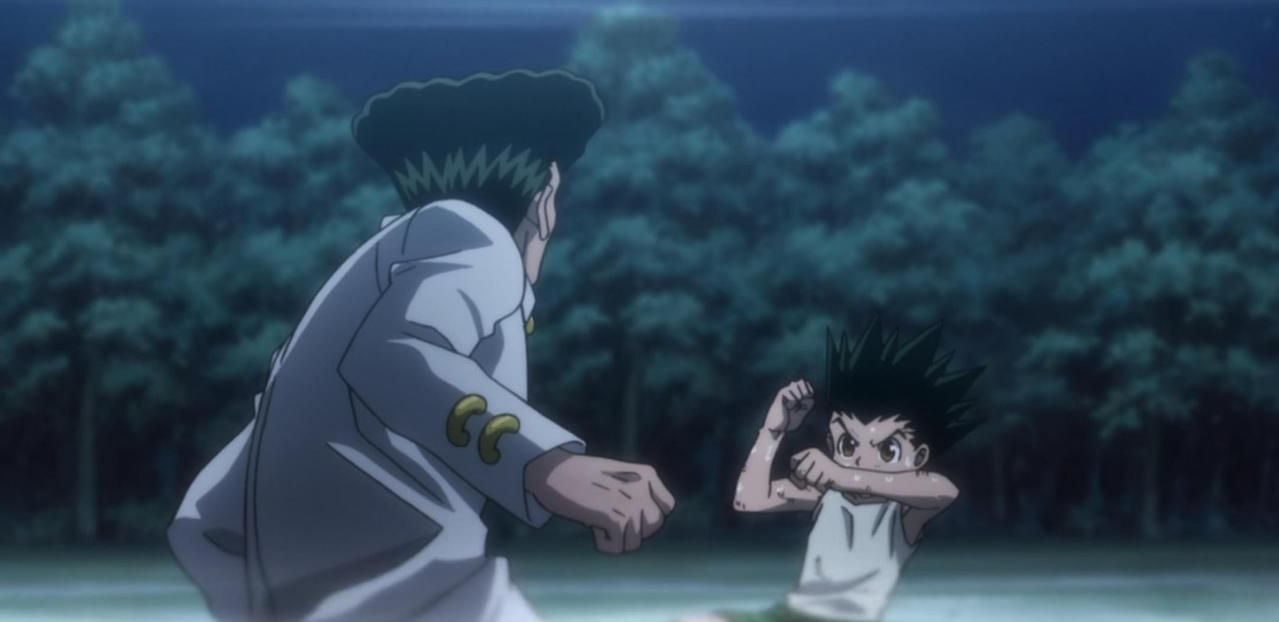 Zwei Anime-Charaktere kämpfen in einem dunklen Wald.