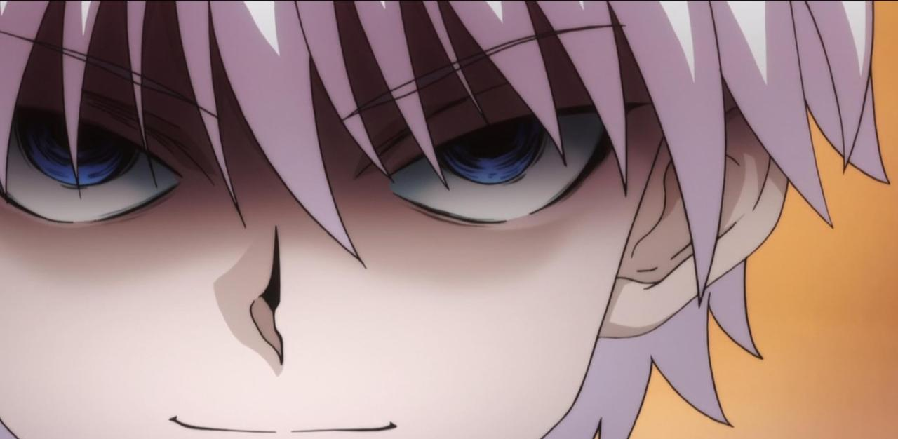 Nahaufnahme eines Anime-Charakters mit violettem Haar und blauen Augen.