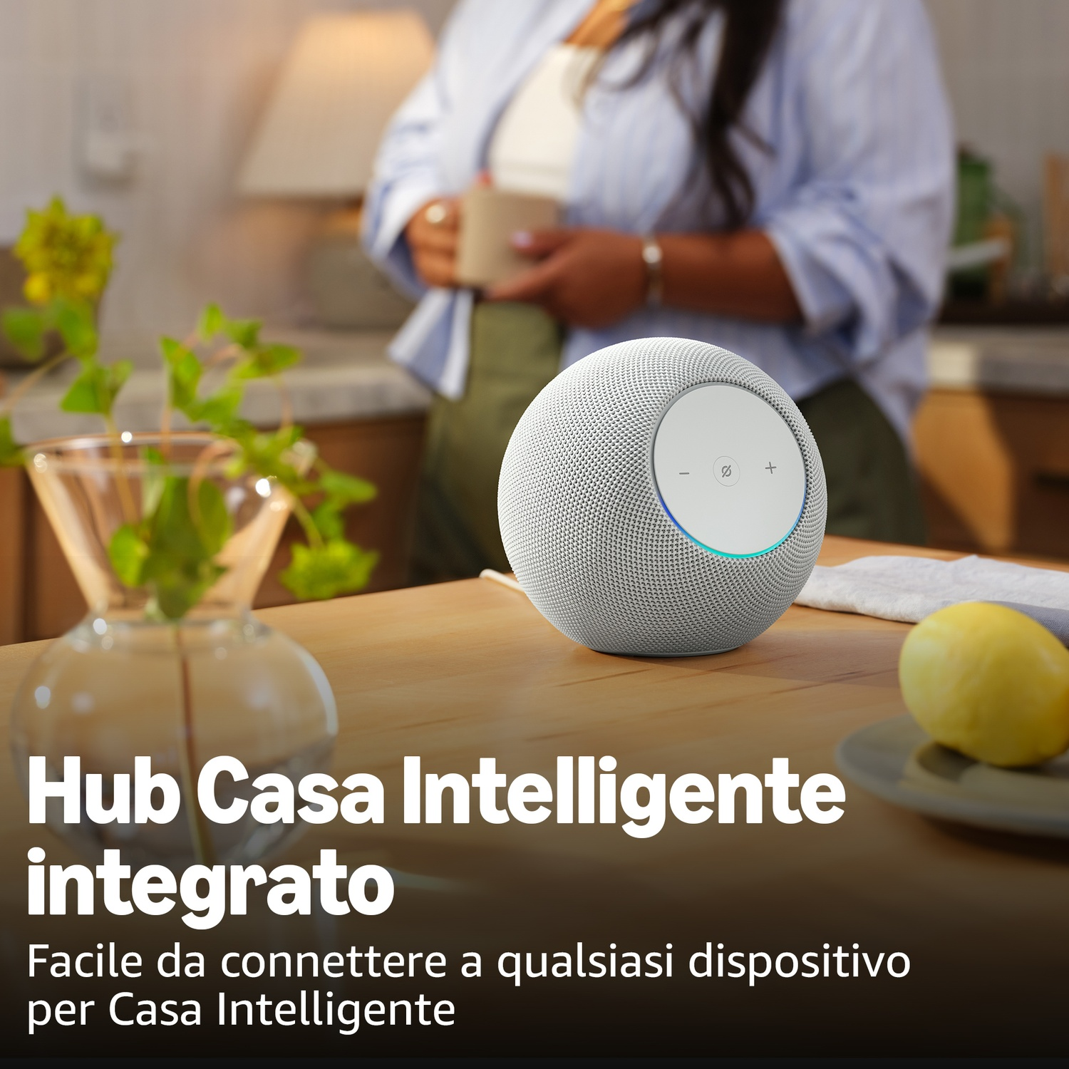 Smart speaker bianco su tavolo di legno. Persona sullo sfondo.