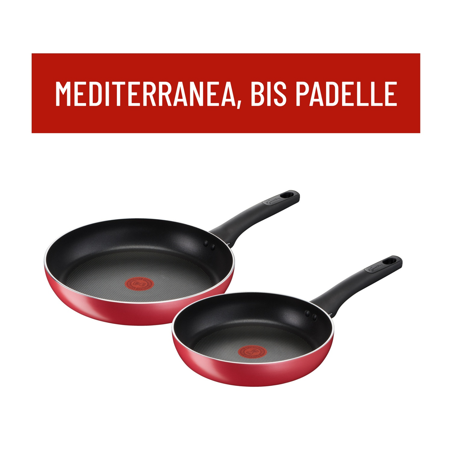 Due padelle rosse con manici neri su sfondo bianco.