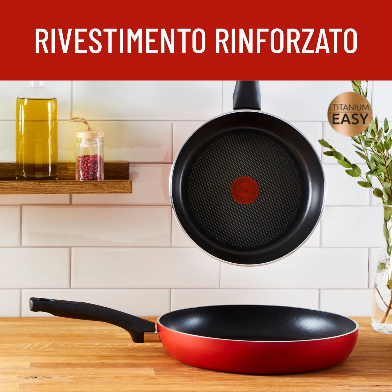 Padella rossa con manico nero, un'altra appesa.