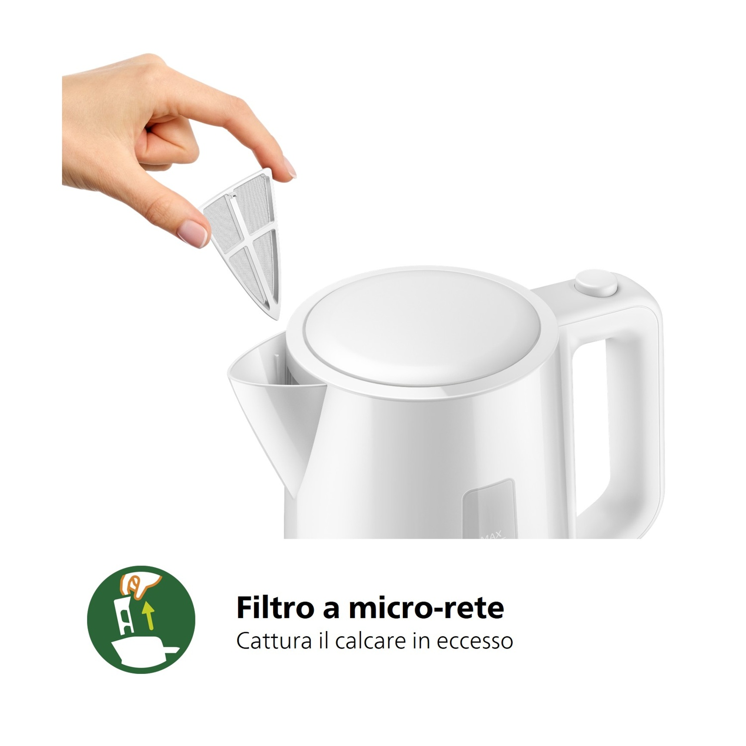 Una mano tiene un filtro bianco per bollitore sopra il bordo di un bollitore bianco.