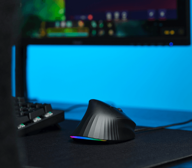 Ergonomikus egér RGB világítással egy billentyűzet mellett.